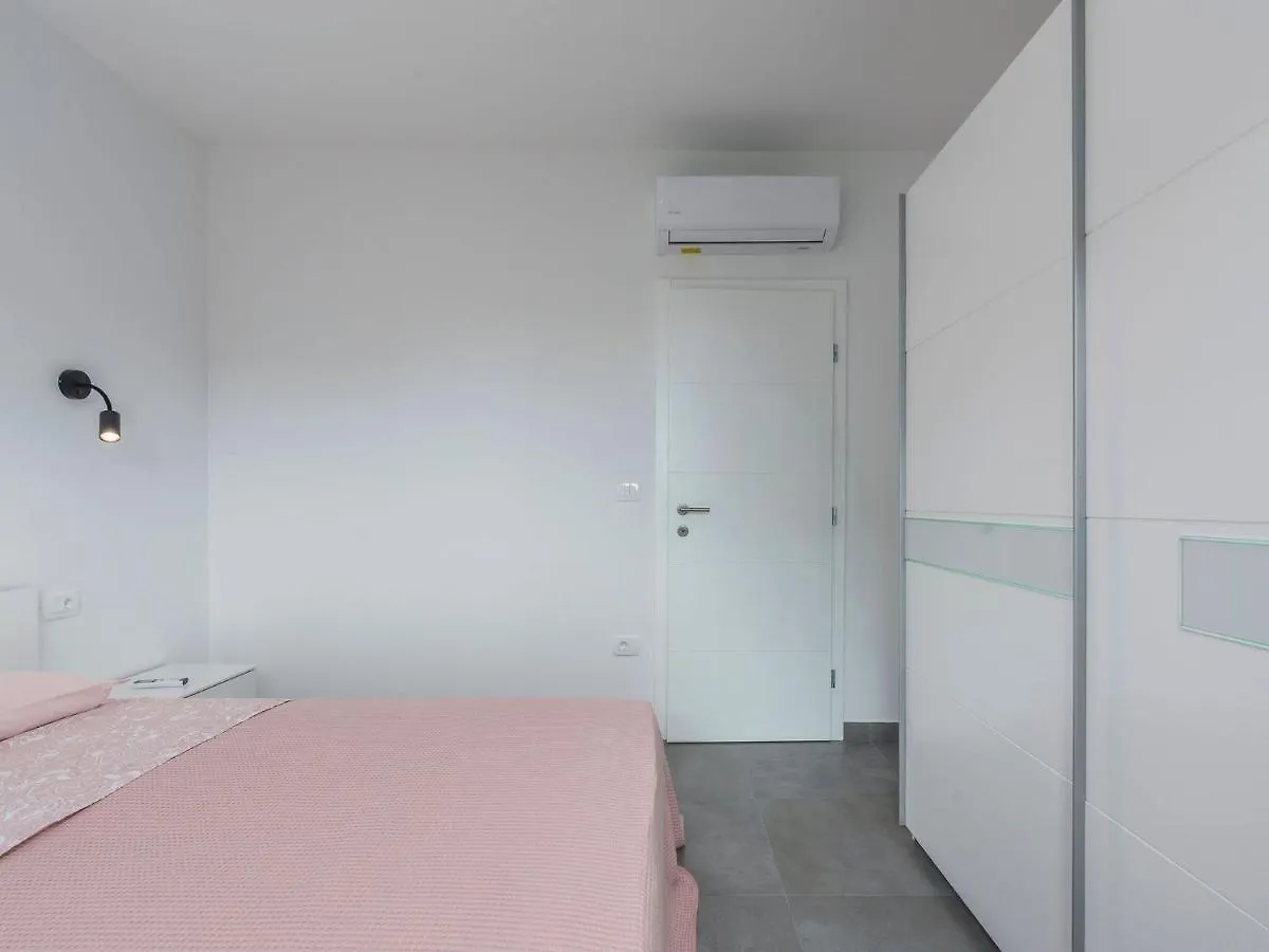 Pleasant Holiday Home In Novigrad Novigrad Istria
